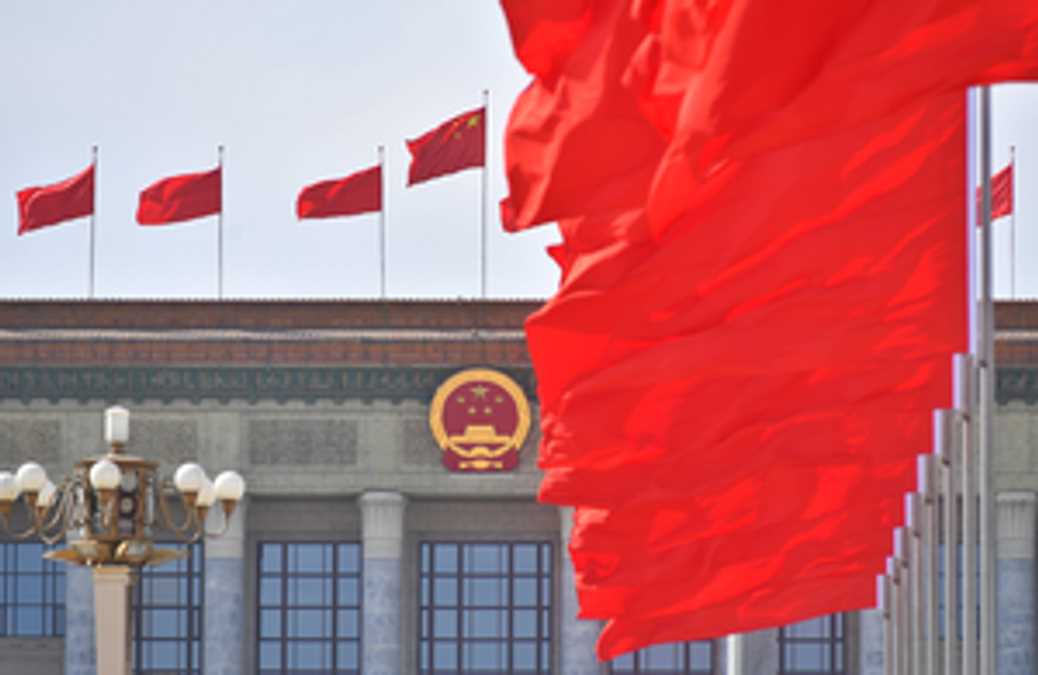 सीपीसी केंद्रीय समिति के राजनीतिक ब्यूरो के सदस्यों ने शी चिनफिंग को कार्य रिपोर्ट सौंपी